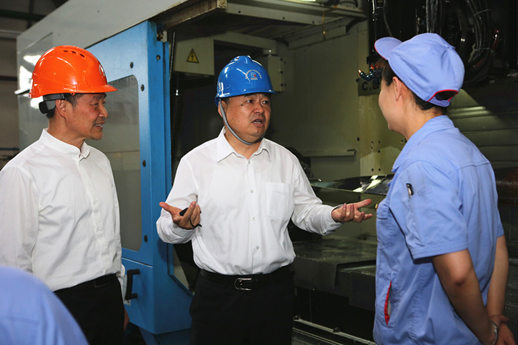 郝鵬與哈電集團(tuán)一線生產(chǎn)人員深入交流 郝鵬與哈電集團(tuán)一線生產(chǎn)人員深入交流